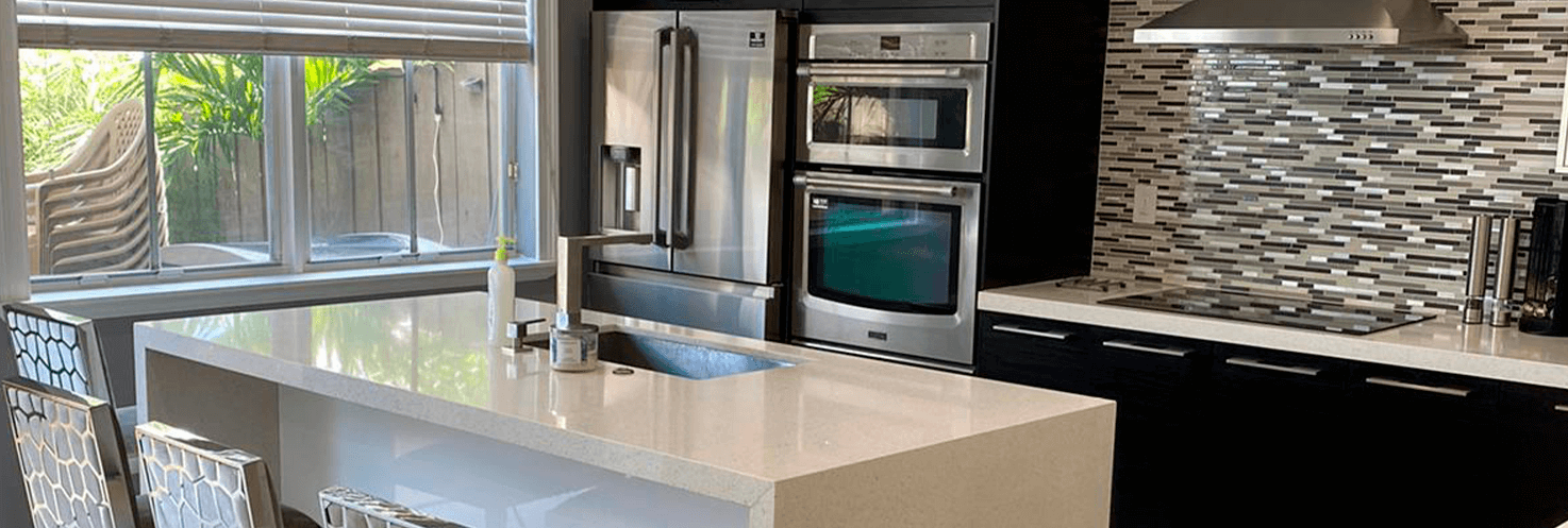 Remodelación de Cocinas y Baños: Diseño moderno de una cocina renovada.